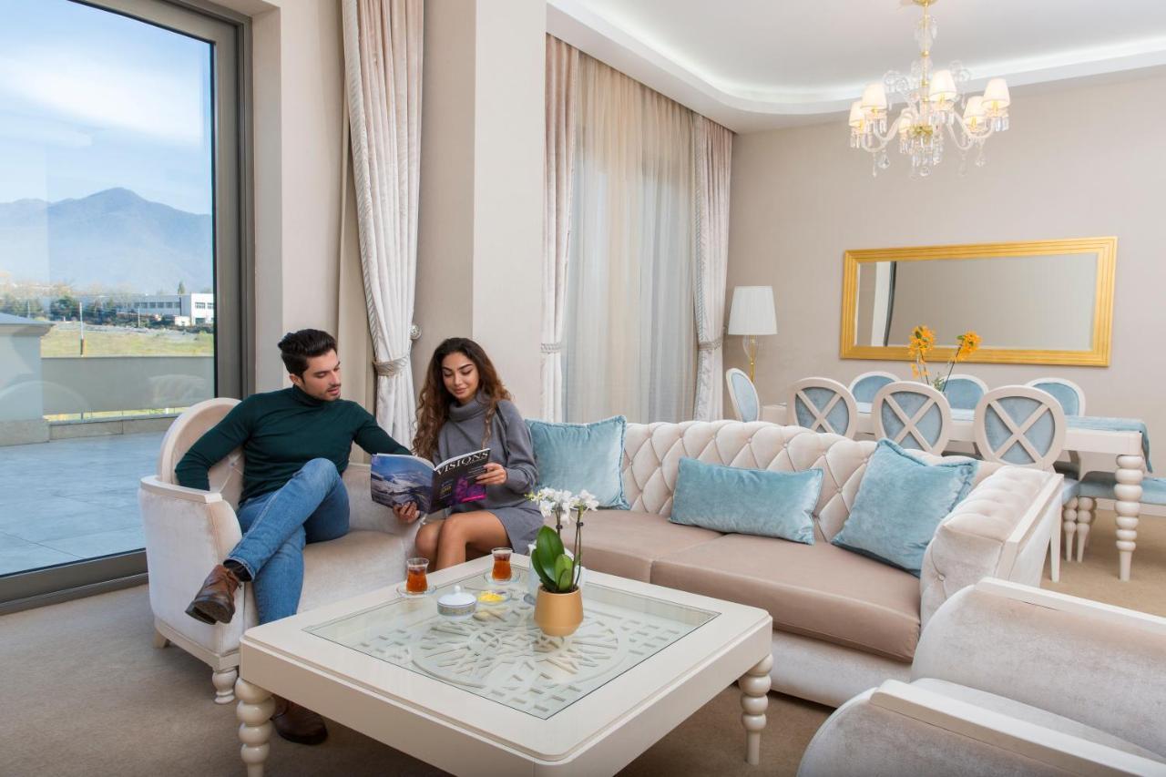 Gabala Garden Hotel Exterior foto A living room in a hotel suite